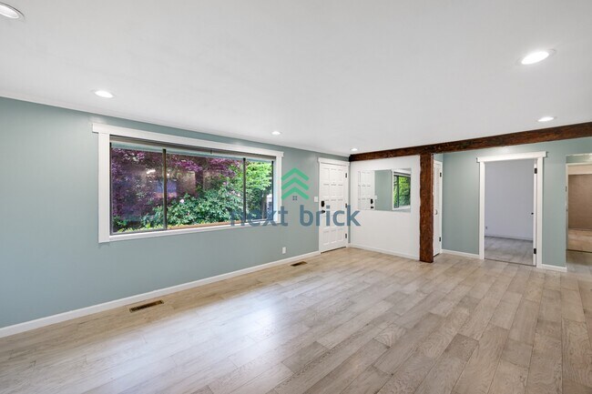 Foto del edificio - Charming 3-Bed, 2-Bath Remodeled Home in Prime Edmonds Location!