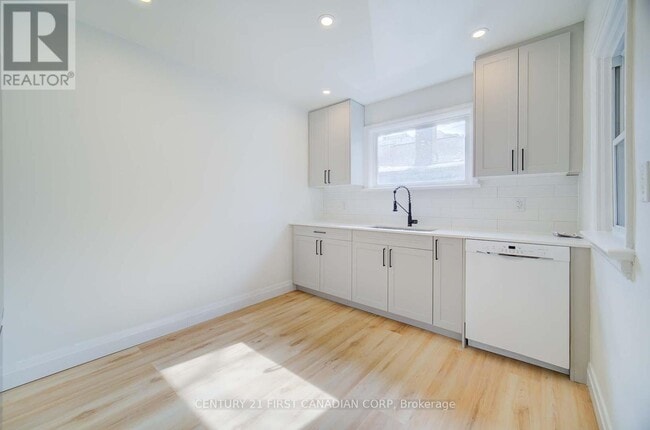 Building Photo - 581 Talbot St