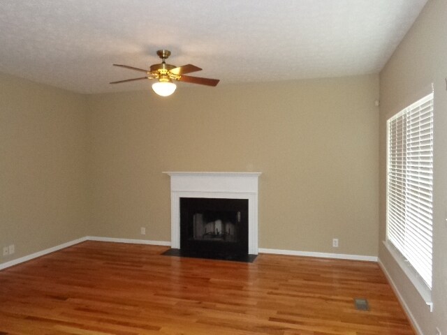Foto del edificio - 7041 Calderwood Dr
