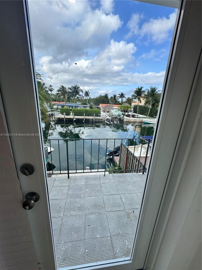 Foto del edificio - 2221 NE 123rd St