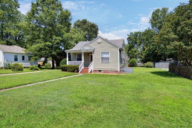 Building Photo - OPEN HOUSE SAT 8/3/24 12 PM - 1 PM  &  SUN...