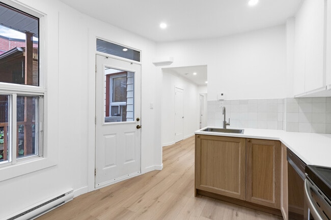 Photo du bâtiment - 5676 Rue Waverly