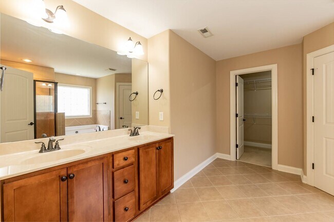 Foto del edificio - Lovely Large Family Home in Fuquay!