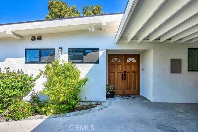 Foto del edificio - 21806 Ybarra Rd