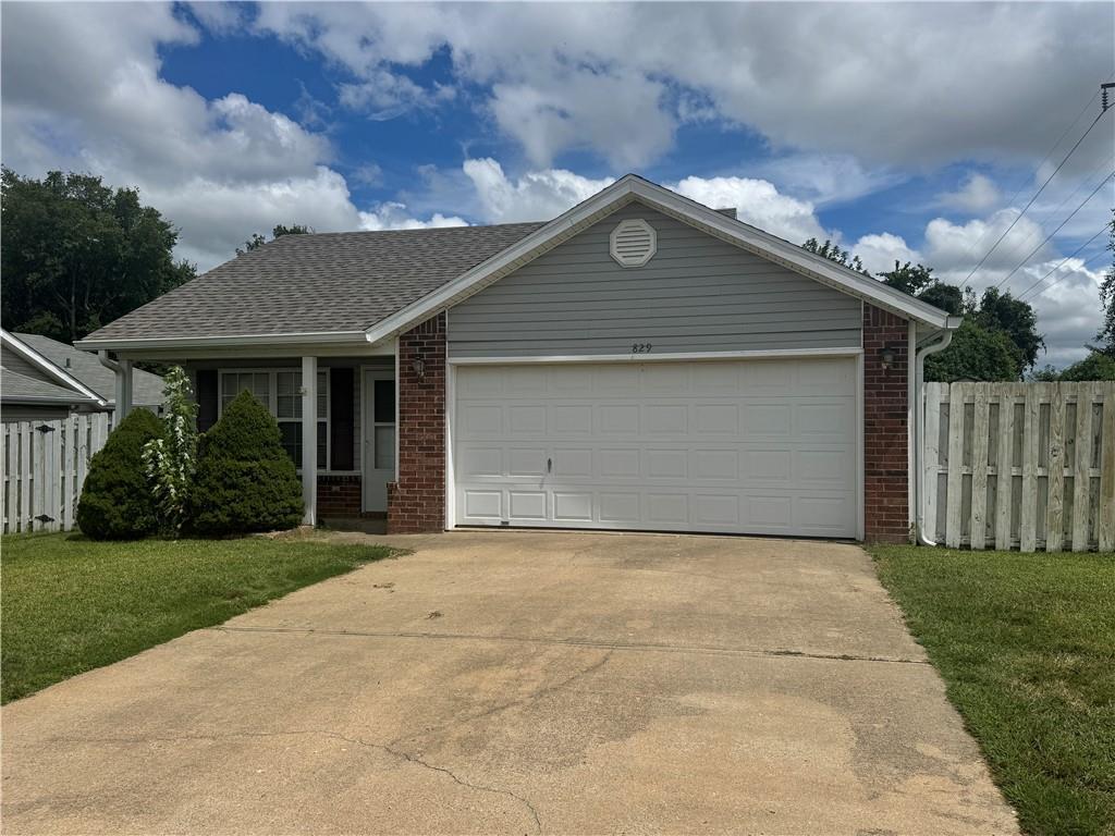 Building Photo - 829 SW Arrowhead Dr