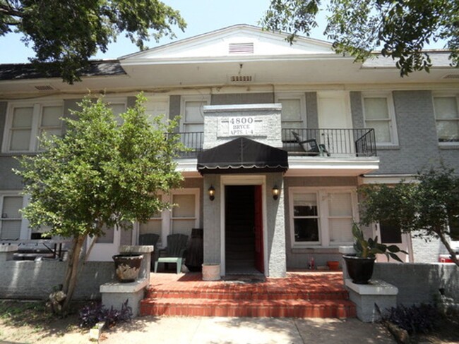 Building Photo - ((1/2 off May's Rent!)) Elegant 2/1 Upstai...