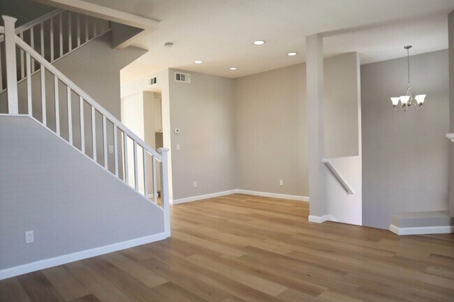 Foto del edificio - Beautifully Spacious 3-bedroom townhome in Fremont – Gated community!