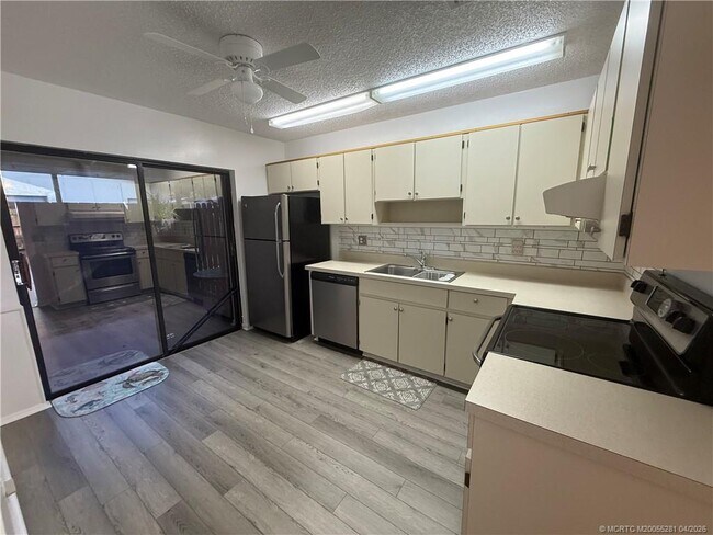 Foto del edificio - 8005 SE Villa Cir