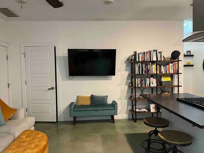 Foto del edificio - "Charming 2-Bed, 1.5-Bath Condo with Grani...