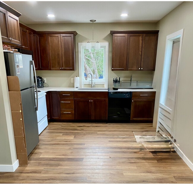 Kitchen before island - 340 Chapman Rd