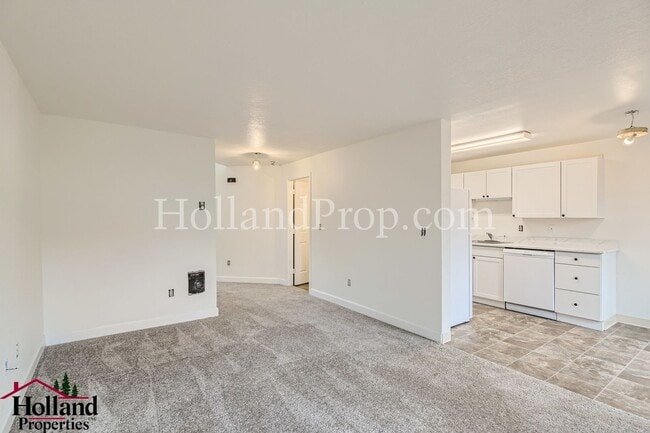 Building Photo - COming Soon! Charming & Convenient Living in Southeast Portland!