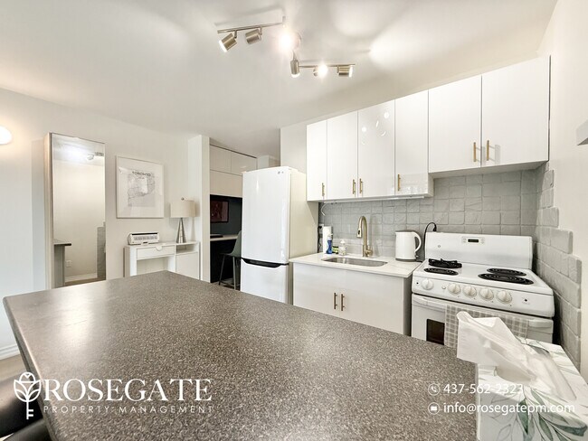 Building Photo - All-Inclusive Studio Apartment with Parking, Locker & Balcony