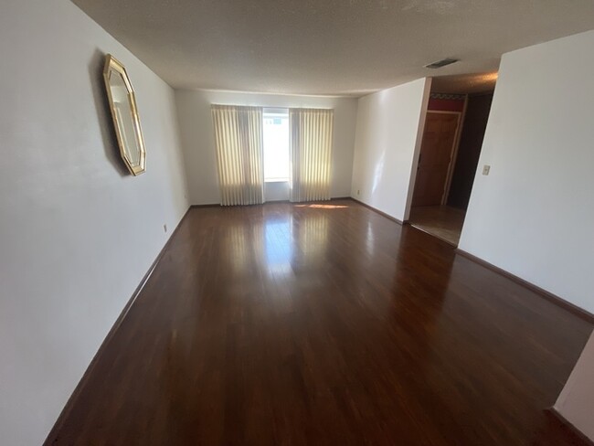 Building Photo - $200 Move-in special(need to move in by 10...