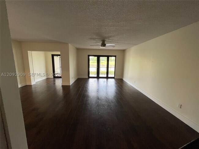 Foto del edificio - 6655 Racquet Club Dr