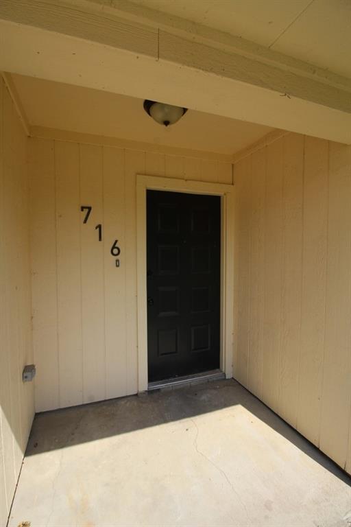 Building Photo - 716 Vaughn Dr