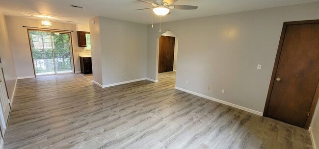 Foto del edificio - Lenoir City, 37772 - 2 Bedroom, 2 Full Bath, 1,000 square foot One-Level Condo SHORT TERM LEASE O...