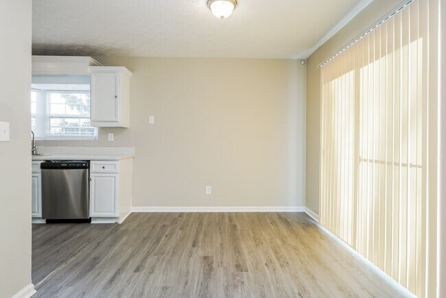 Foto del edificio - 5545 Dorsett Shoals Ln