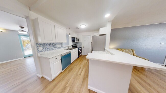 Foto del edificio - 6375 19th Ave N Duplex
