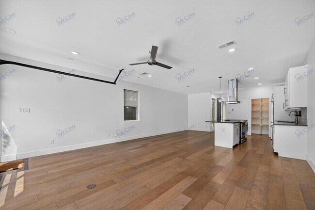 Building Photo - 4413 Roseland Ave
