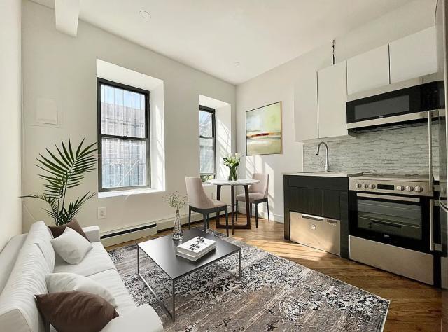 Foto principal - 3 bedroom in New York NY 10002