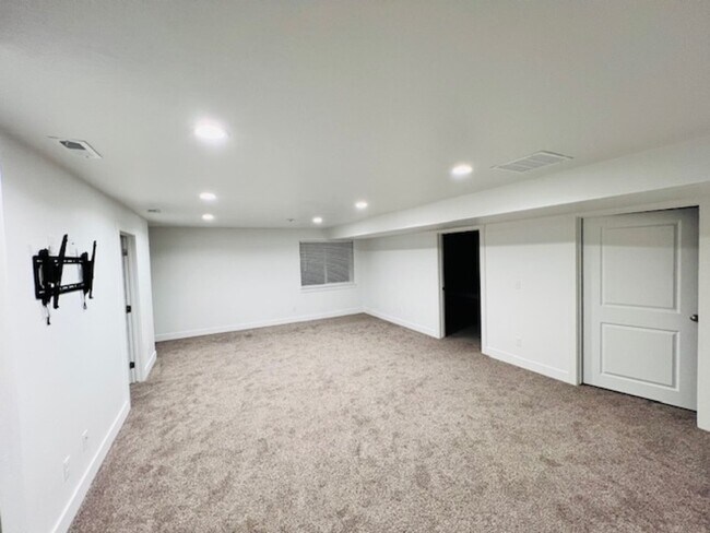 Building Photo - 200 1200 S