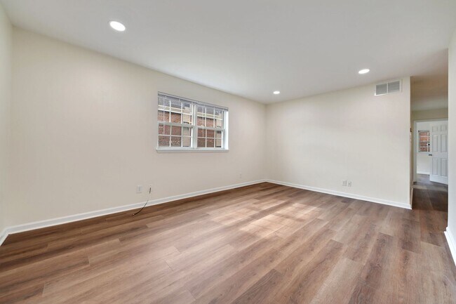 Building Photo - *One month free* Available now! Renovated ...