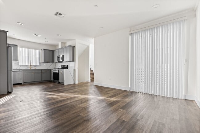 Building Photo - A beautifully designed and renovated 4 bed / 4 1/2 bath townhome located in the desirable Sawtell...