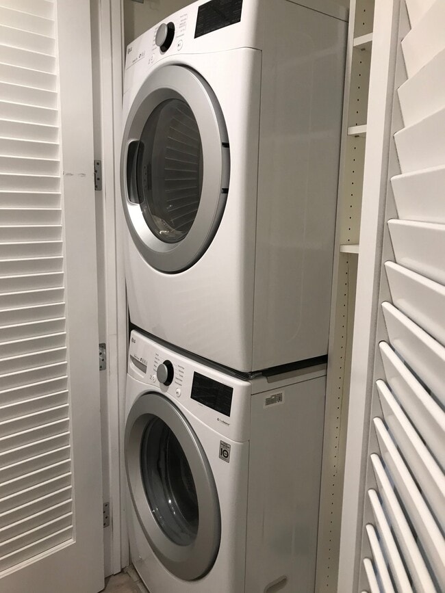 Washer dryer - 8520 Whitworth Dr