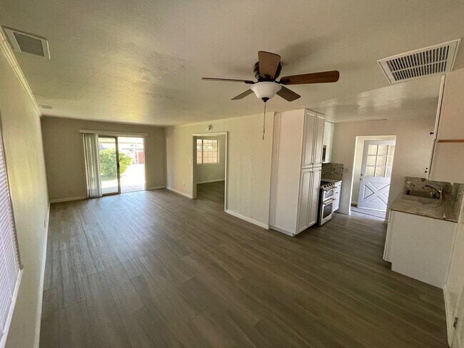 Foto del edificio - 8572 Oak Ave