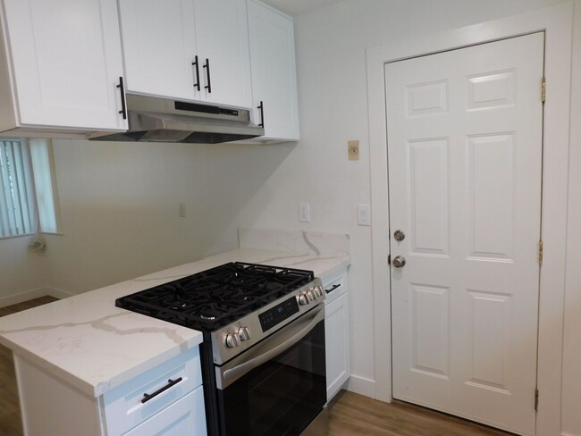 Building Photo - Newly remodeled 4-bedroom 2-bathroom Singl...