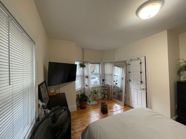 Building Photo - 23 Hall St