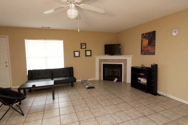 Building Photo - Quarter Condo