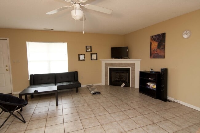 Building Photo - Quarter Condos