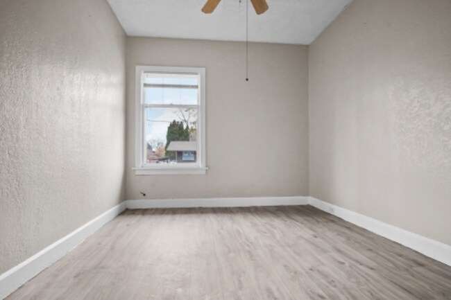 Building Photo - 212 N 16th Ave