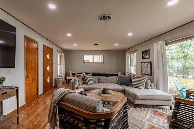 Building Photo - 2865 Bandera Hwy