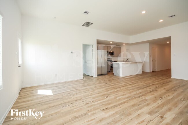 Building Photo - 445 Maple Bnd Ln