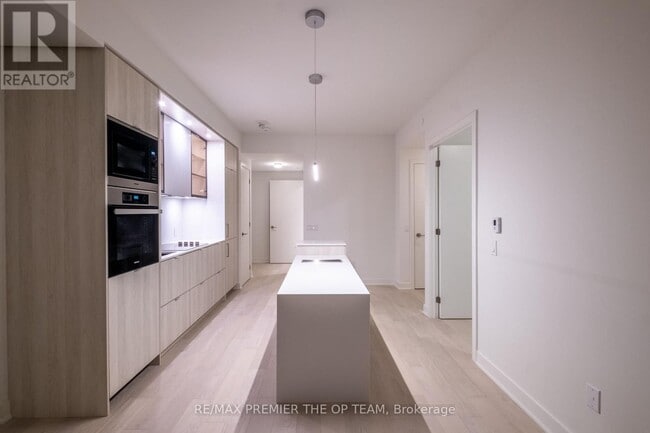 Building Photo - 11 Yorkville Ave