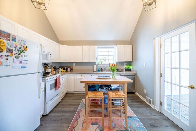 Foto del edificio - Prime Tremont Location | 2BR with Yard & Parking