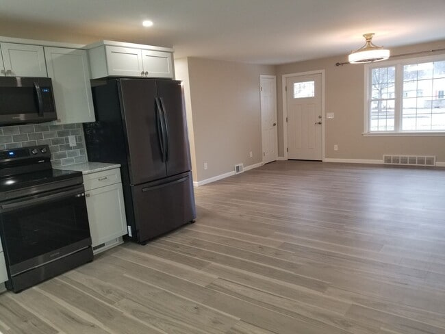 Building Photo - Gorgeous, Fully Upgraded/Renovated from to...