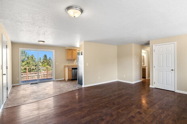 Foto del edificio - Updated 3-Bed Home on Spacious Lot – 10 Mi...