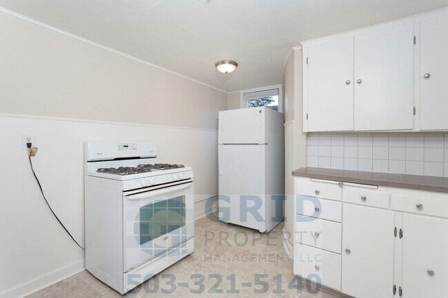 Building Photo - Two Bedroom Craftsman Home Available in th...