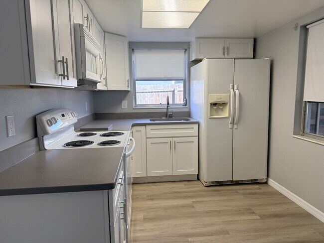 Foto del edificio - 8437 Luray Dr