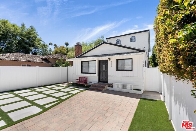 Foto del edificio - 5541 Fallbrook Ave