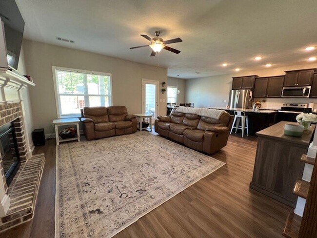 Foto del edificio - 4 Bedroom, 2.5 Bath Right off Exit 175