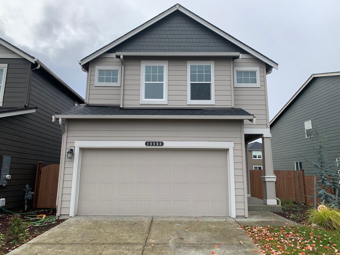 Foto principal - 4 Bedroom, 3 bath home in Puyallup! Availa...