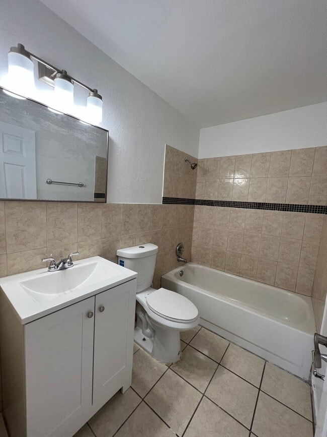 Foto del edificio - Apartments At Holly Dr
