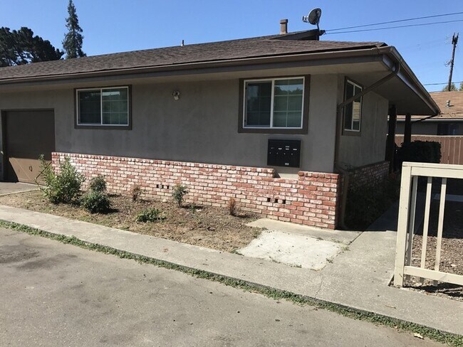 Building Photo - 473 Willow Ave