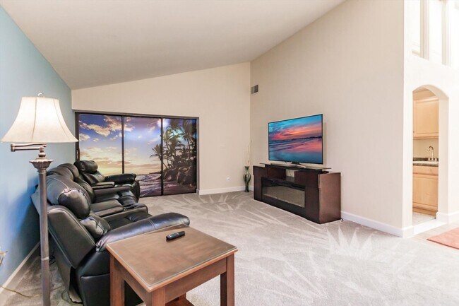 Foto del edificio - Enjoy the Country Club lifestyle in a deta...