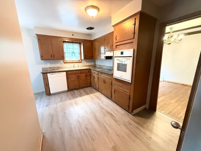 Building Photo - 2463 Derbyshire Rd