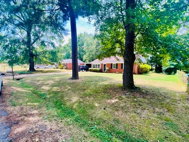 Foto del edificio - Beautifully Updated 3bdrm/1bth Ranch Style Home Located in the Glen Lea Area!